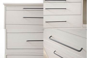 3段重ね桐箪笥をキャビネットとキッチンカウンターにリメイク!キャビネットは引き戸に透かし模様、モールガラスをはめ込み、内部は可動式タイプの棚板を設置。新たに引き出し2杯を製作。キッチンカウンターは引き出しにスライドレールを取り付け、天板には耐熱タイルとコンセントを設置。いずれもキャスターを取り付け、ペイント仕上げ。