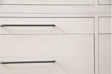 3段重ね桐箪笥をキャビネットとキッチンカウンターにリメイク!キャビネットは引き戸に透かし模様、モールガラスをはめ込み、内部は可動式タイプの棚板を設置。新たに引き出し2杯を製作。キッチンカウンターは引き出しにスライドレールを取り付け、天板には耐熱タイルとコンセントを設置。いずれもキャスターを取り付け、ペイント仕上げ。