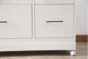 3段重ね桐箪笥をキャビネットとキッチンカウンターにリメイク!キャビネットは引き戸に透かし模様、モールガラスをはめ込み、内部は可動式タイプの棚板を設置。新たに引き出し2杯を製作。キッチンカウンターは引き出しにスライドレールを取り付け、天板には耐熱タイルとコンセントを設置。いずれもキャスターを取り付け、ペイント仕上げ。
