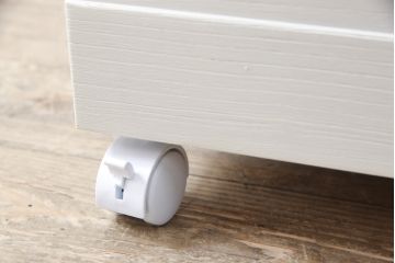3段重ね桐箪笥をキャビネットとキッチンカウンターにリメイク!キャビネットは引き戸に透かし模様、モールガラスをはめ込み、内部は可動式タイプの棚板を設置。新たに引き出し2杯を製作。キッチンカウンターは引き出しにスライドレールを取り付け、天板には耐熱タイルとコンセントを設置。いずれもキャスターを取り付け、ペイント仕上げ。