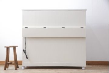 3段重ね桐箪笥をキャビネットとキッチンカウンターにリメイク!キャビネットは引き戸に透かし模様、モールガラスをはめ込み、内部は可動式タイプの棚板を設置。新たに引き出し2杯を製作。キッチンカウンターは引き出しにスライドレールを取り付け、天板には耐熱タイルとコンセントを設置。いずれもキャスターを取り付け、ペイント仕上げ。