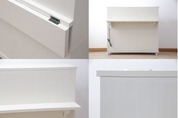 3段重ね桐箪笥をキャビネットとキッチンカウンターにリメイク!キャビネットは引き戸に透かし模様、モールガラスをはめ込み、内部は可動式タイプの棚板を設置。新たに引き出し2杯を製作。キッチンカウンターは引き出しにスライドレールを取り付け、天板には耐熱タイルとコンセントを設置。いずれもキャスターを取り付け、ペイント仕上げ。