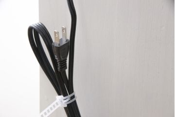 3段重ね桐箪笥をキャビネットとキッチンカウンターにリメイク!キャビネットは引き戸に透かし模様、モールガラスをはめ込み、内部は可動式タイプの棚板を設置。新たに引き出し2杯を製作。キッチンカウンターは引き出しにスライドレールを取り付け、天板には耐熱タイルとコンセントを設置。いずれもキャスターを取り付け、ペイント仕上げ。