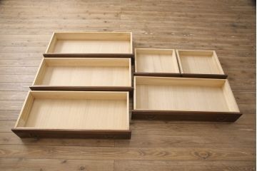 箪笥をチェストにリメイク!上から5段目の引き出し下でカットし底板を補強、鉄脚を取り付け。新材は本体の色味に合わせて着色仕上げ。