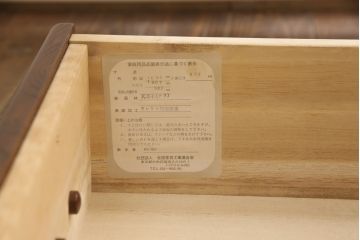 箪笥をチェストにリメイク!上から5段目の引き出し下でカットし底板を補強、鉄脚を取り付け。新材は本体の色味に合わせて着色仕上げ。