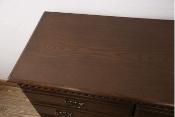 箪笥をチェストにリメイク!上から5段目の引き出し下でカットし底板を補強、鉄脚を取り付け。新材は本体の色味に合わせて着色仕上げ。