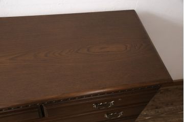 箪笥をチェストにリメイク!上から5段目の引き出し下でカットし底板を補強、鉄脚を取り付け。新材は本体の色味に合わせて着色仕上げ。