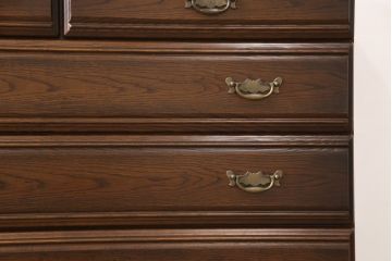 箪笥をチェストにリメイク!上から5段目の引き出し下でカットし底板を補強、鉄脚を取り付け。新材は本体の色味に合わせて着色仕上げ。