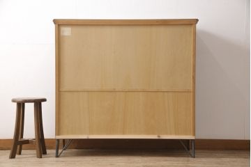 箪笥をチェストにリメイク!上から5段目の引き出し下でカットし底板を補強、鉄脚を取り付け。新材は本体の色味に合わせて着色仕上げ。