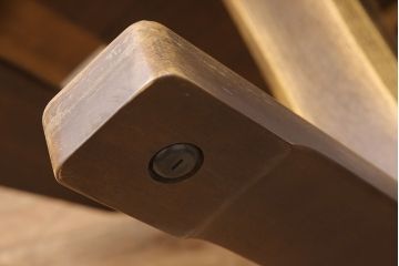 ダイニングテーブルの高さを低くリメイク!高品質リペアを施し、脚をカットして高さをリサイズ。
