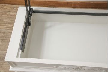 ローテーブルをロココ調の棚付きテーブルにリメイク!高さを高くし、天板は開閉式に加工。木部は新材で作り変え、本体の下方に棚板を製作。アンティークホワイトでペイント仕上げ。