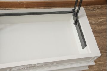 ローテーブルをロココ調の棚付きテーブルにリメイク!高さを高くし、天板は開閉式に加工。木部は新材で作り変え、本体の下方に棚板を製作。アンティークホワイトでペイント仕上げ。