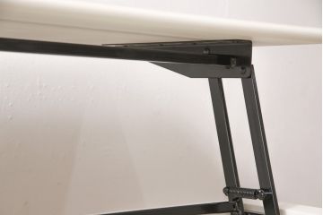 ローテーブルをロココ調の棚付きテーブルにリメイク!高さを高くし、天板は開閉式に加工。木部は新材で作り変え、本体の下方に棚板を製作。アンティークホワイトでペイント仕上げ。