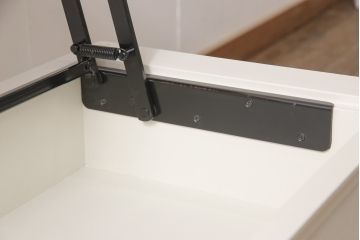 ローテーブルをロココ調の棚付きテーブルにリメイク!高さを高くし、天板は開閉式に加工。木部は新材で作り変え、本体の下方に棚板を製作。アンティークホワイトでペイント仕上げ。