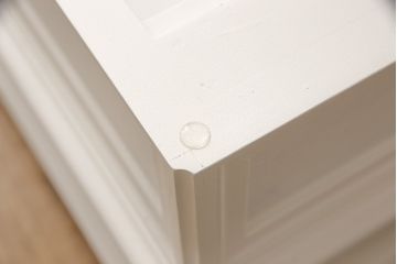 ローテーブルをロココ調の棚付きテーブルにリメイク!高さを高くし、天板は開閉式に加工。木部は新材で作り変え、本体の下方に棚板を製作。アンティークホワイトでペイント仕上げ。