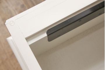 ローテーブルをロココ調の棚付きテーブルにリメイク!高さを高くし、天板は開閉式に加工。木部は新材で作り変え、本体の下方に棚板を製作。アンティークホワイトでペイント仕上げ。