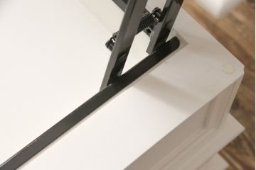 ローテーブルをロココ調の棚付きテーブルにリメイク!高さを高くし、天板は開閉式に加工。木部は新材で作り変え、本体の下方に棚板を製作。アンティークホワイトでペイント仕上げ。