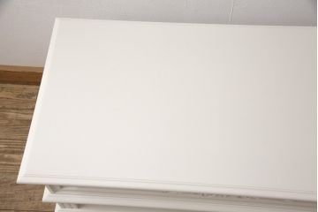 ローテーブルをロココ調の棚付きテーブルにリメイク!高さを高くし、天板は開閉式に加工。木部は新材で作り変え、本体の下方に棚板を製作。アンティークホワイトでペイント仕上げ。