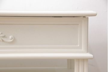 ローテーブルをロココ調の棚付きテーブルにリメイク!高さを高くし、天板は開閉式に加工。木部は新材で作り変え、本体の下方に棚板を製作。アンティークホワイトでペイント仕上げ。