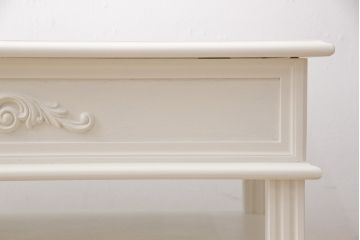 ローテーブルをロココ調の棚付きテーブルにリメイク!高さを高くし、天板は開閉式に加工。木部は新材で作り変え、本体の下方に棚板を製作。アンティークホワイトでペイント仕上げ。