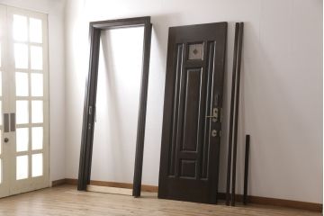 玄関ドア、戸枠を塗装してリメイク!高品質リペアを施し、それぞれ塗膜を剥離。外部用塗料にて仕上げ。