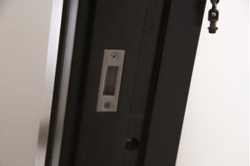 玄関ドア、戸枠を塗装してリメイク!高品質リペアを施し、それぞれ塗膜を剥離。外部用塗料にて仕上げ。