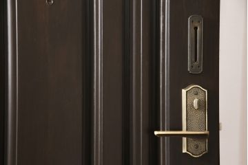玄関ドア、戸枠を塗装してリメイク!高品質リペアを施し、それぞれ塗膜を剥離。外部用塗料にて仕上げ。