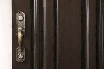玄関ドア、戸枠を塗装してリメイク!高品質リペアを施し、それぞれ塗膜を剥離。外部用塗料にて仕上げ。