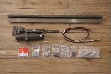 玄関ドア、戸枠を塗装してリメイク!高品質リペアを施し、それぞれ塗膜を剥離。外部用塗料にて仕上げ。