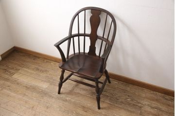 松本民芸家具のアームチェア4脚、スピンドルチェア1脚を綺麗に再生!高品質リペアを施し、スピンドルチェアのみペイントを剥離。キズが馴染むよう、必要に応じて着色・ワックス仕上げに。