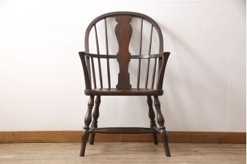 松本民芸家具のアームチェア4脚、スピンドルチェア1脚を綺麗に再生!高品質リペアを施し、スピンドルチェアのみペイントを剥離。キズが馴染むよう、必要に応じて着色・ワックス仕上げに。