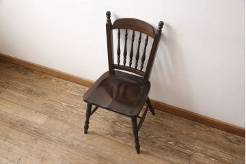 松本民芸家具のアームチェア4脚、スピンドルチェア1脚を綺麗に再生!高品質リペアを施し、スピンドルチェアのみペイントを剥離。キズが馴染むよう、必要に応じて着色・ワックス仕上げに。