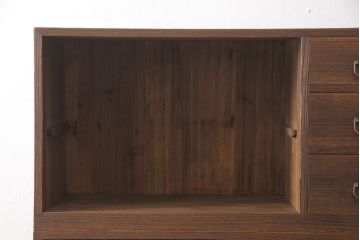 3段重ね桐箪笥を脚付き箪笥にリメイク!上段の引き戸は組子ガラスを取り付。木製脚を取り付け、オーク系に着色仕上げ。