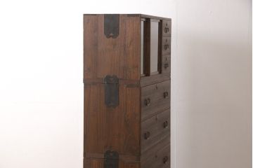 3段重ね桐箪笥を脚付き箪笥にリメイク!上段の引き戸は組子ガラスを取り付。木製脚を取り付け、オーク系に着色仕上げ。