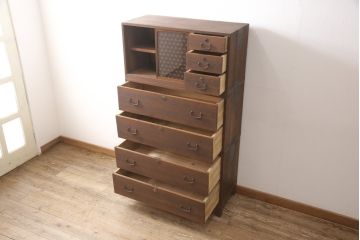 3段重ね桐箪笥を脚付き箪笥にリメイク!上段の引き戸は組子ガラスを取り付。木製脚を取り付け、オーク系に着色仕上げ。