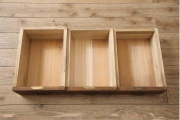 3段重ね桐箪笥を脚付き箪笥にリメイク!上段の引き戸は組子ガラスを取り付。木製脚を取り付け、オーク系に着色仕上げ。