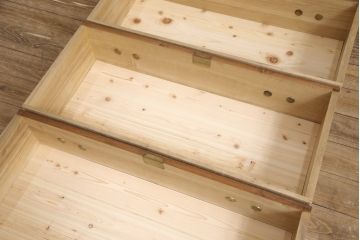3段重ね桐箪笥を脚付き箪笥にリメイク!上段の引き戸は組子ガラスを取り付。木製脚を取り付け、オーク系に着色仕上げ。