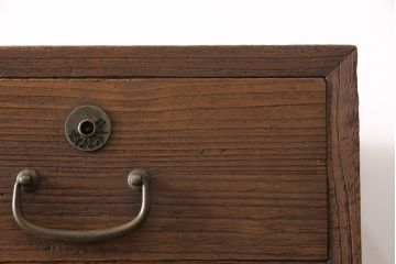 3段重ね桐箪笥を脚付き箪笥にリメイク!上段の引き戸は組子ガラスを取り付。木製脚を取り付け、オーク系に着色仕上げ。