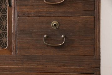 3段重ね桐箪笥を脚付き箪笥にリメイク!上段の引き戸は組子ガラスを取り付。木製脚を取り付け、オーク系に着色仕上げ。