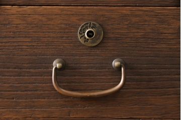 3段重ね桐箪笥を脚付き箪笥にリメイク!上段の引き戸は組子ガラスを取り付。木製脚を取り付け、オーク系に着色仕上げ。