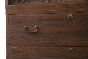 3段重ね桐箪笥を脚付き箪笥にリメイク!上段の引き戸は組子ガラスを取り付。木製脚を取り付け、オーク系に着色仕上げ。