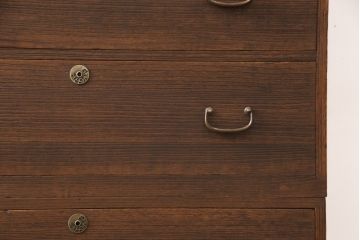 3段重ね桐箪笥を脚付き箪笥にリメイク!上段の引き戸は組子ガラスを取り付。木製脚を取り付け、オーク系に着色仕上げ。