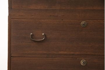 3段重ね桐箪笥を脚付き箪笥にリメイク!上段の引き戸は組子ガラスを取り付。木製脚を取り付け、オーク系に着色仕上げ。