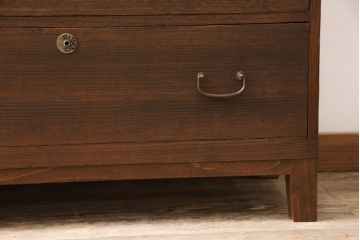3段重ね桐箪笥を脚付き箪笥にリメイク!上段の引き戸は組子ガラスを取り付。木製脚を取り付け、オーク系に着色仕上げ。