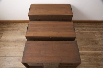 3段重ね桐箪笥を脚付き箪笥にリメイク!上段の引き戸は組子ガラスを取り付。木製脚を取り付け、オーク系に着色仕上げ。