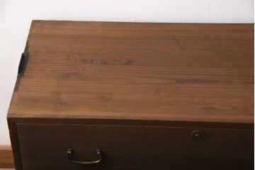 3段重ね桐箪笥を脚付き箪笥にリメイク!上段の引き戸は組子ガラスを取り付。木製脚を取り付け、オーク系に着色仕上げ。