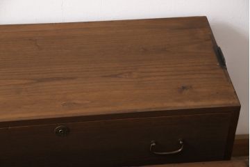 3段重ね桐箪笥を脚付き箪笥にリメイク!上段の引き戸は組子ガラスを取り付。木製脚を取り付け、オーク系に着色仕上げ。