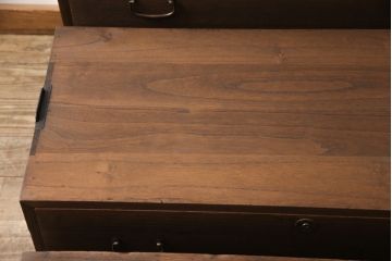 3段重ね桐箪笥を脚付き箪笥にリメイク!上段の引き戸は組子ガラスを取り付。木製脚を取り付け、オーク系に着色仕上げ。