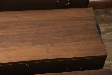 3段重ね桐箪笥を脚付き箪笥にリメイク!上段の引き戸は組子ガラスを取り付。木製脚を取り付け、オーク系に着色仕上げ。