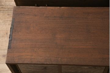 3段重ね桐箪笥を脚付き箪笥にリメイク!上段の引き戸は組子ガラスを取り付。木製脚を取り付け、オーク系に着色仕上げ。